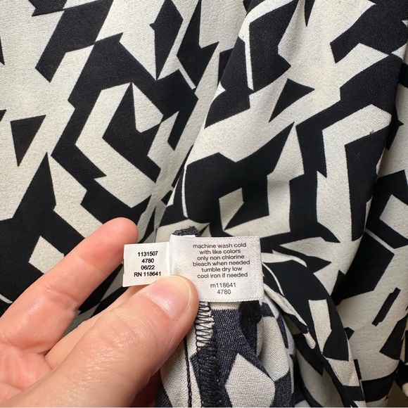 Lane Bryant Women’s Black/White Medium Sleeve Cutout-Neck Blouse Sz 30/32 - Picture 8 of 8